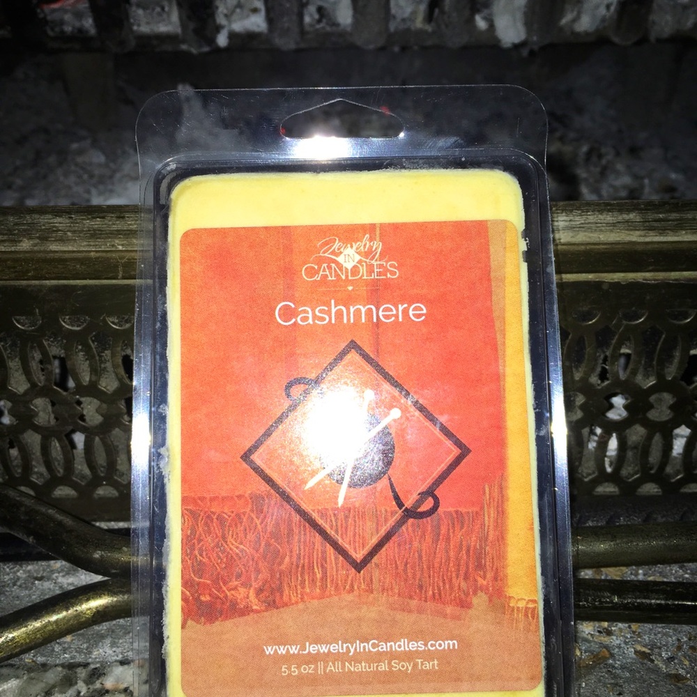 Wax melt by Jewelry in candle cashmere scent